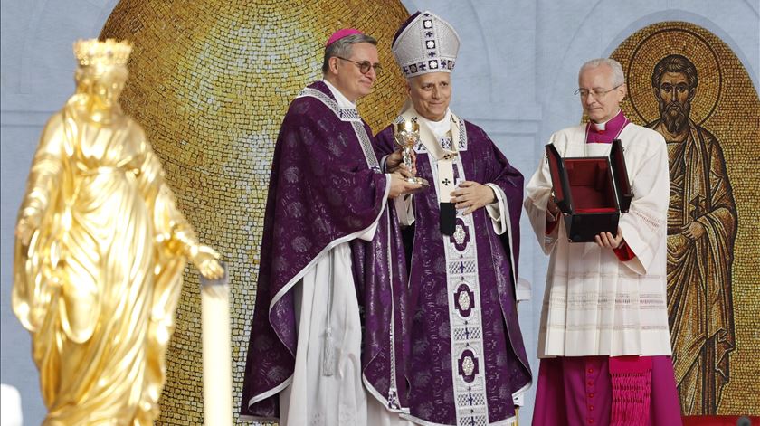 Papa liga guerras à "idolatria do poder e do dinheiro” e pede a redistribuição da riqueza