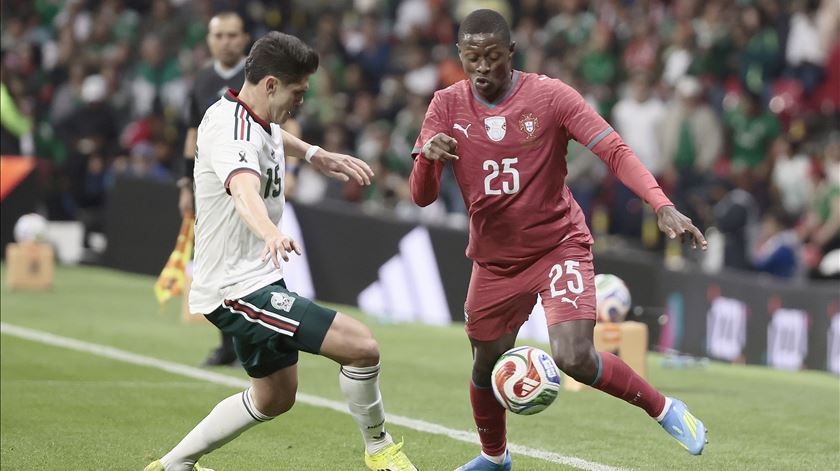 Reyes e Nuno Mendes, México vs. Portugal. Foto: José Méndez/EPA