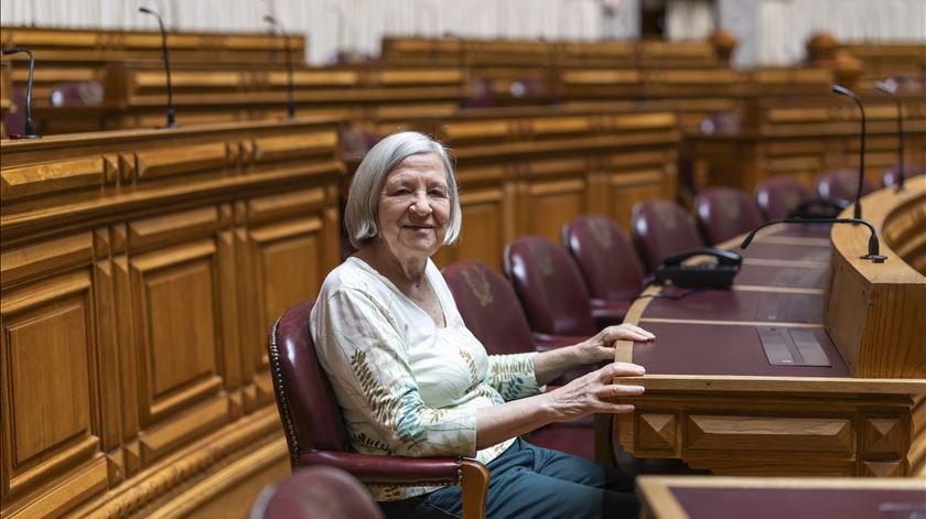 "A Constituição não caiu do céu". Memórias de um verão quente, o cerco aos deputados e o "pandemónio" no hemiciclo