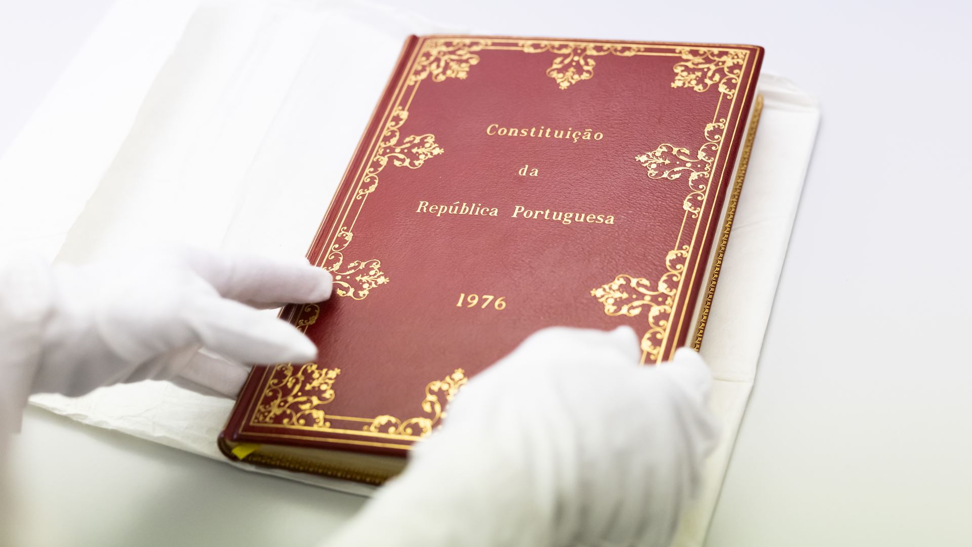 Exemplar da Constituição de 1976 raramente sai da Assembleia e capa é hidratada duas vezes ao ano