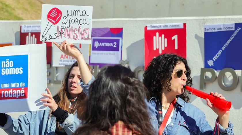 Trabalhadores da rádio pública protestam contra mudança de identidade
