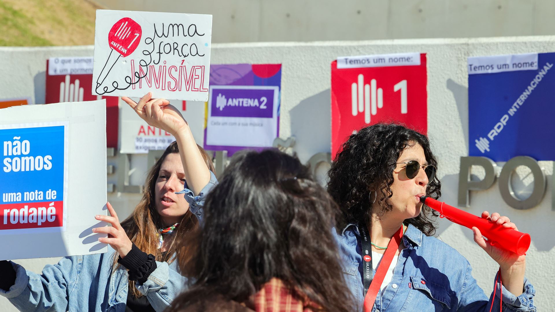 Trabalhadores da rádio pública protestam contra mudança de identidade