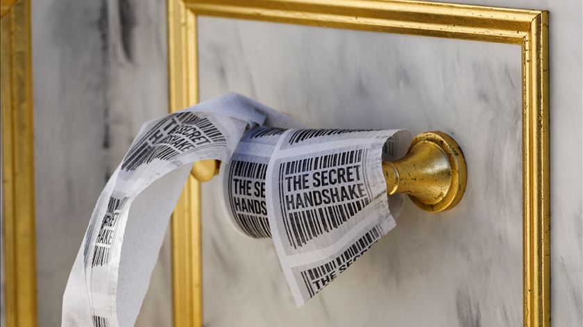 Não é a primeira vez que os artistas "The Secret Handshake" criam estas obras para criticar a presidência de Trump. Foto: Will Oliver/EPA