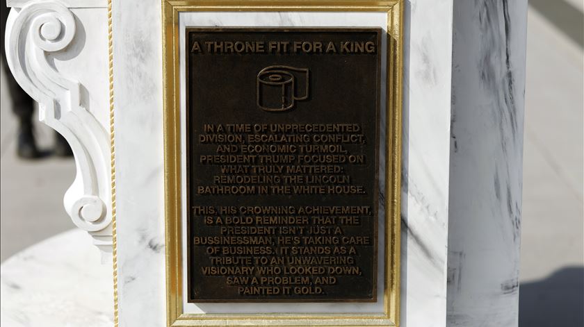 Não é a primeira vez que os artistas "The Secret Handshake" criam estas obras para criticar a presidência de Trump. Foto: Will Oliver/EPA