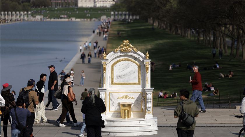 Não é a primeira vez que os artistas "The Secret Handshake" criam estas obras para criticar a presidência de Trump. Foto: Will Oliver/EPA