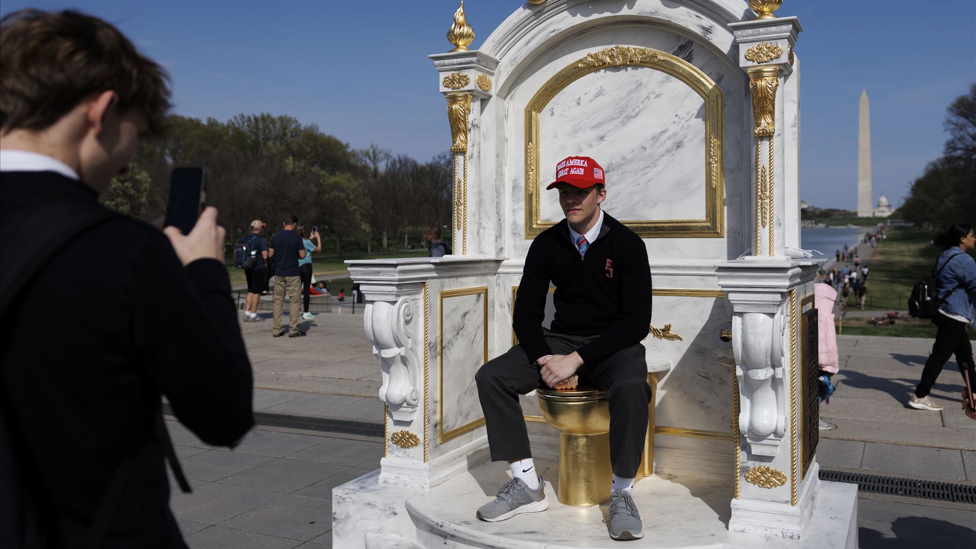 Sanita de "ouro" instalada perto do Capitólio para ridicularizar obras na Casa Branca