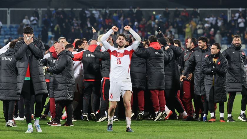 Turquia bate Kosovo com golo de Akturkoglu e está no Mundial Turquia bate Kosovo com golo de Akturkoglu e está no Mundial