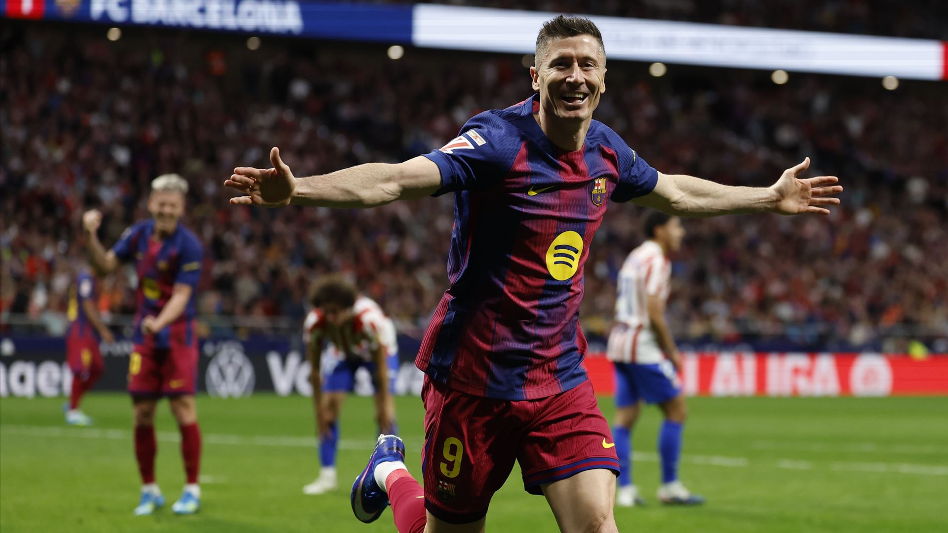 Lewandowski marca perto do fim e Barça reforça vantagem