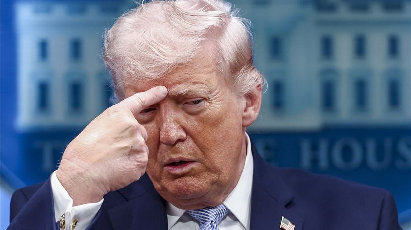 Trump diz que Israel e Irão têm de parar de "andar aos tiros"