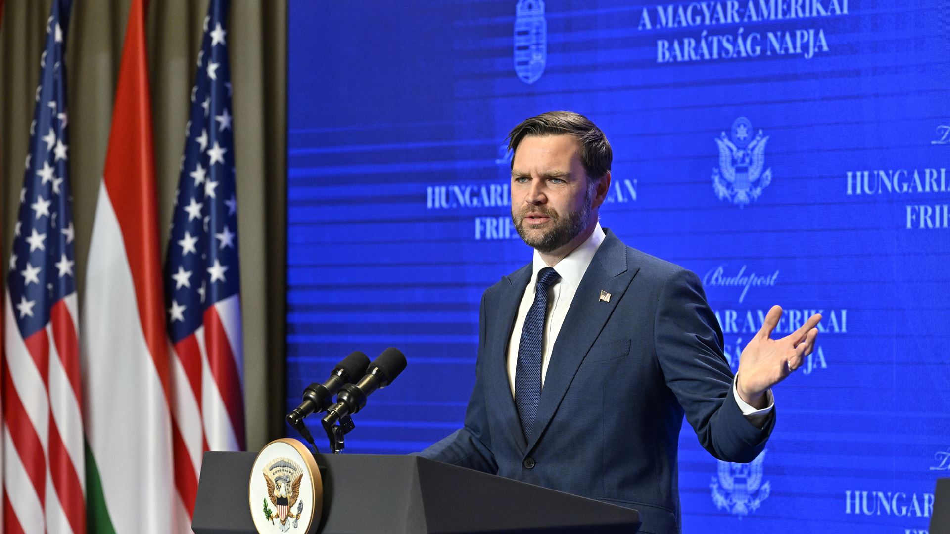 JD Vance acusa Bruxelas de interferência estrangeira nas eleições da Hungria