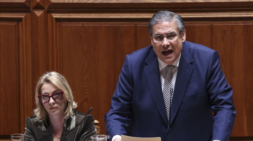 Governo recusa soluções "ilusórias" da oposição para responder a aumento do custo de vida