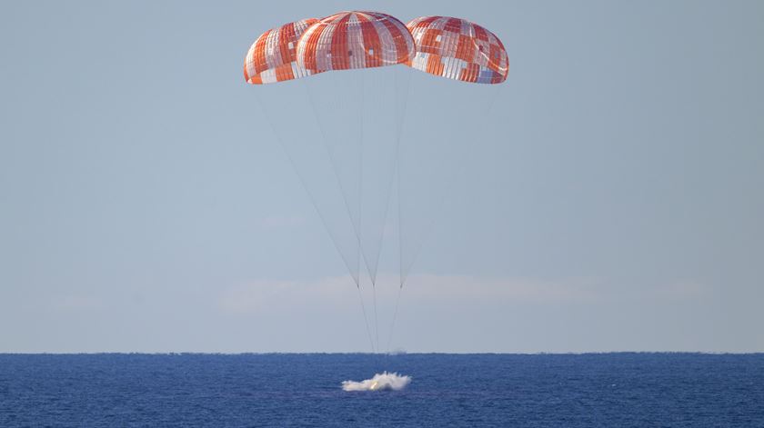 Como previsto, a nave aterrou nas águas do Oceano Pacífico, mas os astronautas não puderam sair logo da nave para as equipas confirmarem as condições de segurança. Foto: Bill Ingalls/Nasa Handout/EPA Como previsto, a nave aterrou nas águas do Oceano Pacífico, mas os astronautas não puderam sair logo da nave para as equipas confirmarem as condições de segurança. Foto: Bill Ingalls/Nasa Handout/EPA