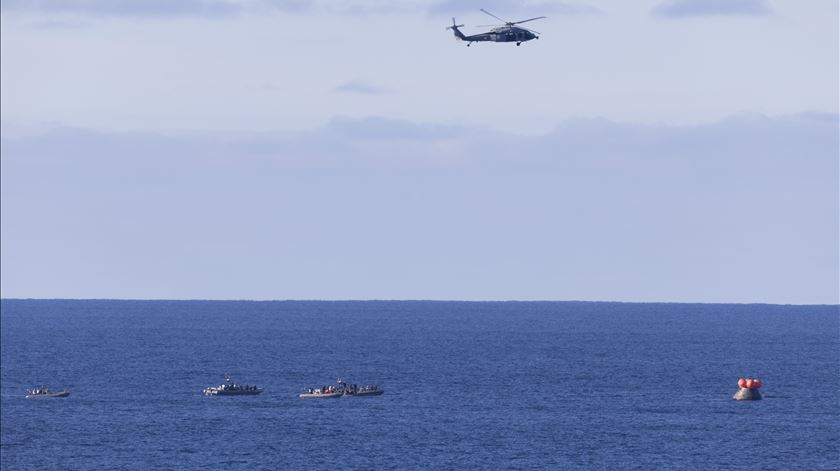 Helicópteros e barcos pneumáticos resgataram os quatro astronautas "ótimos e felizes por estarem em casa", segundo as equipas médicas. Foto: Joel Kowsky/Nasa/Handout/EPA Helicópteros e barcos pneumáticos resgataram os quatro astronautas "ótimos e felizes por estarem em casa", segundo as equipas médicas. Foto: Joel Kowsky/Nasa/Handout/EPA