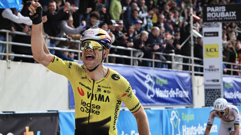 Wout van Aert quebra enguiço e impede Pogacar de ganhar Paris-Roubaix