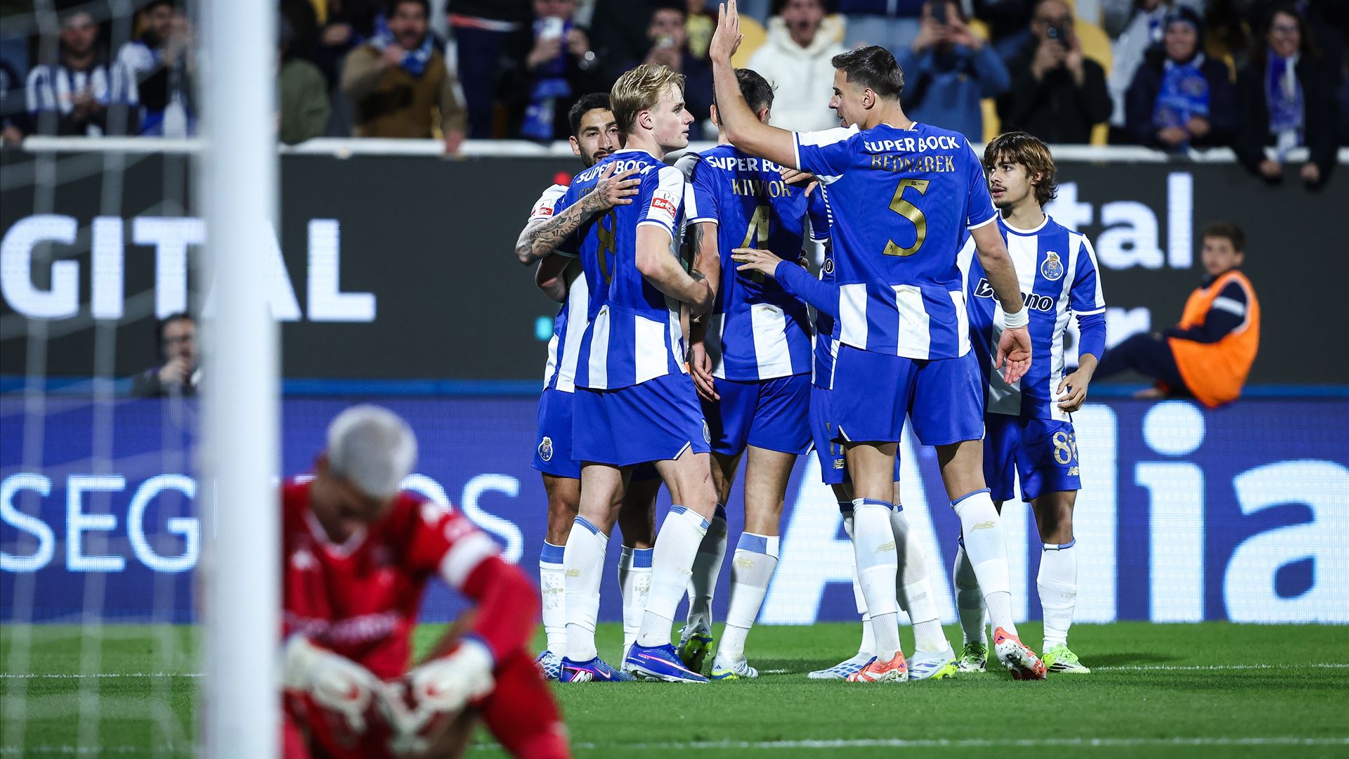 Dragão resiste à pressão e ao vento