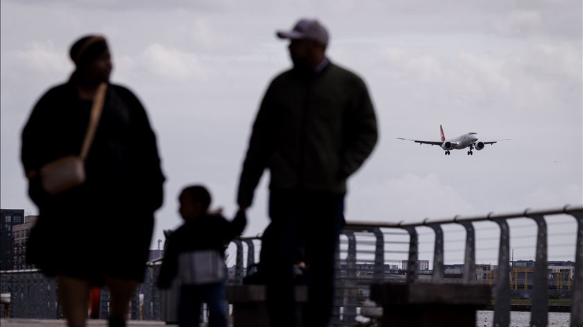 Viagens de avião. Passageiros têm direito a reembolso ou alternativa em caso de cancelamento