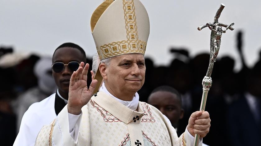 Papa despede-se dos Camarões ao fim de três dias. "A vida de uma sociedade exige a coragem de mudar"