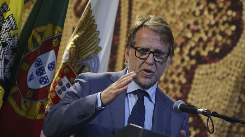 Governo promete solução "nos próximos dias" para dívidas do INEM aos bombeiros Governo promete solução "nos próximos dias" para dívidas do INEM aos bombeiros