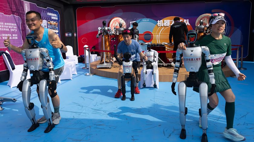Robot humanoide vence meia-maratona em Pequim e supera recorde mundial humano