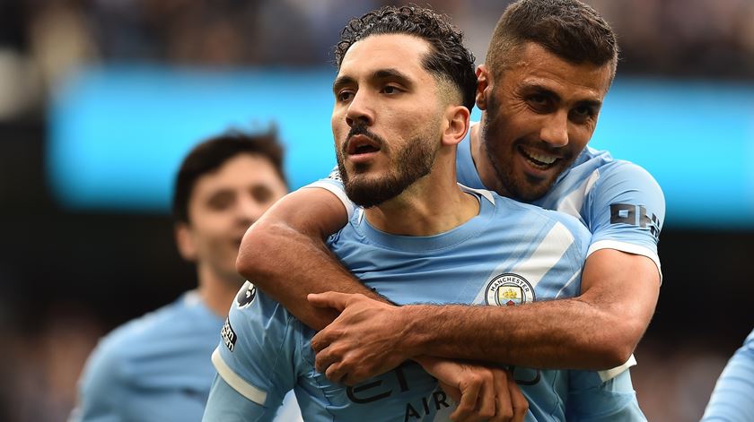 Man. City vence Arsenal e aproxima-se da liderança da Premier League