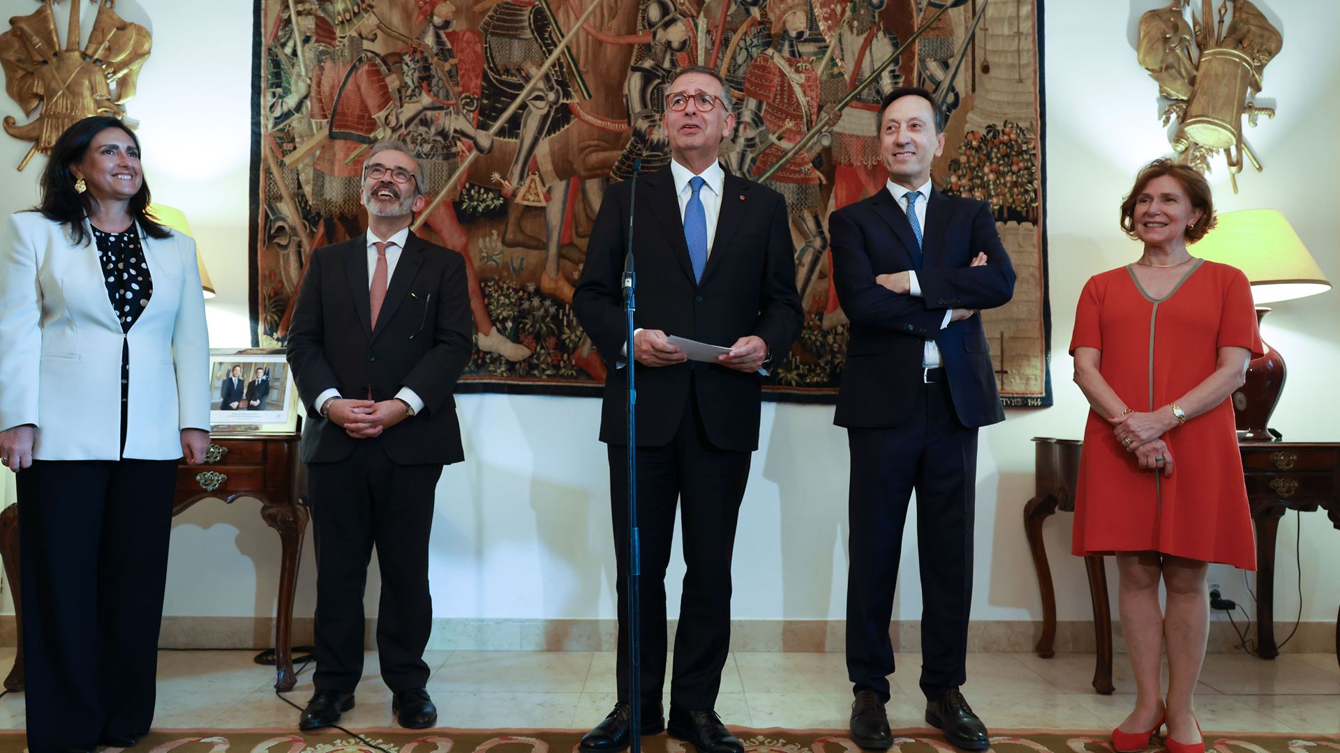 Seguro pede aos jovens em Madrid que “não desistam” de Portugal e quer “melhorias” nos salários