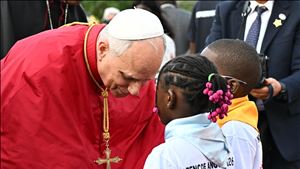 O abraço a África do missionário que agora é Papa