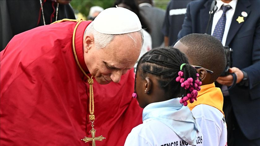 O abraço a África do missionário que agora é Papa O abraço a África do missionário que agora é Papa