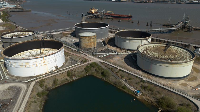 Petróleo atinge os 120 dólares perante impasse em Ormuz
