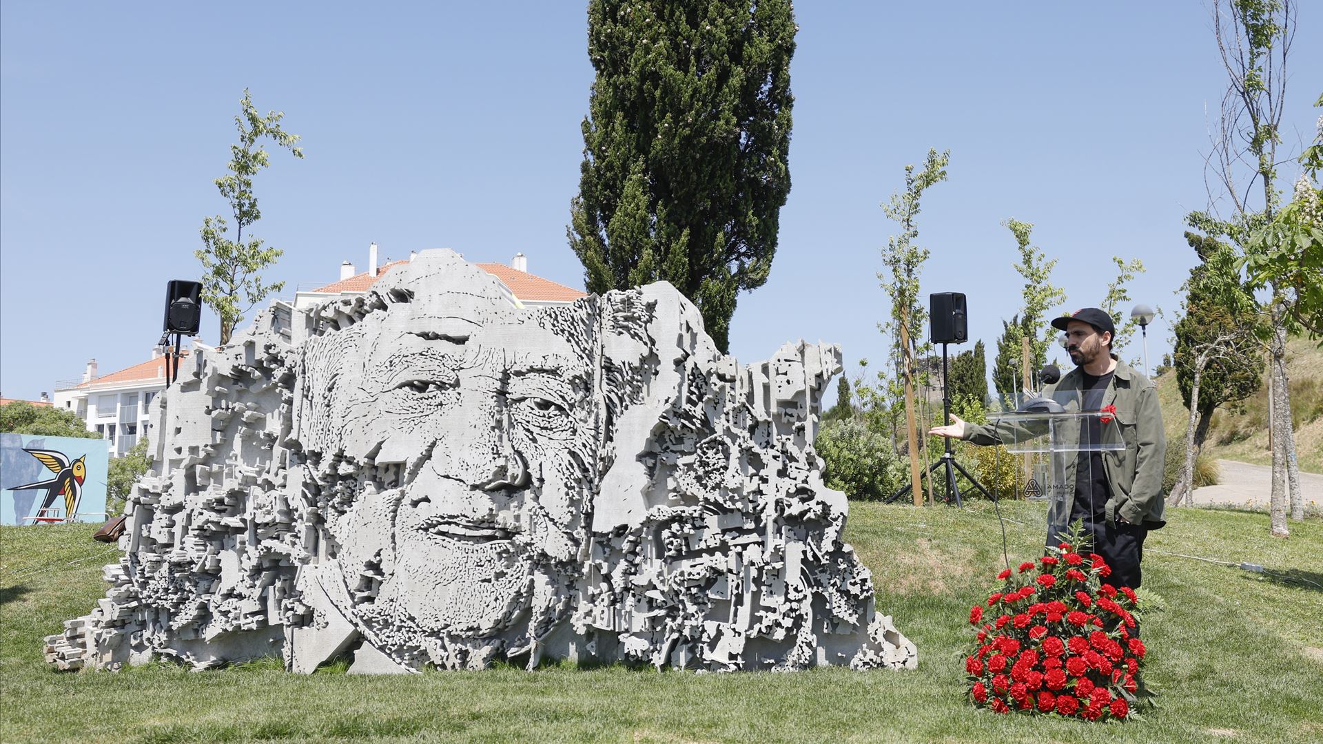 Rosto de Mário Soares da autoria de Vhils inaugurado na Amadora