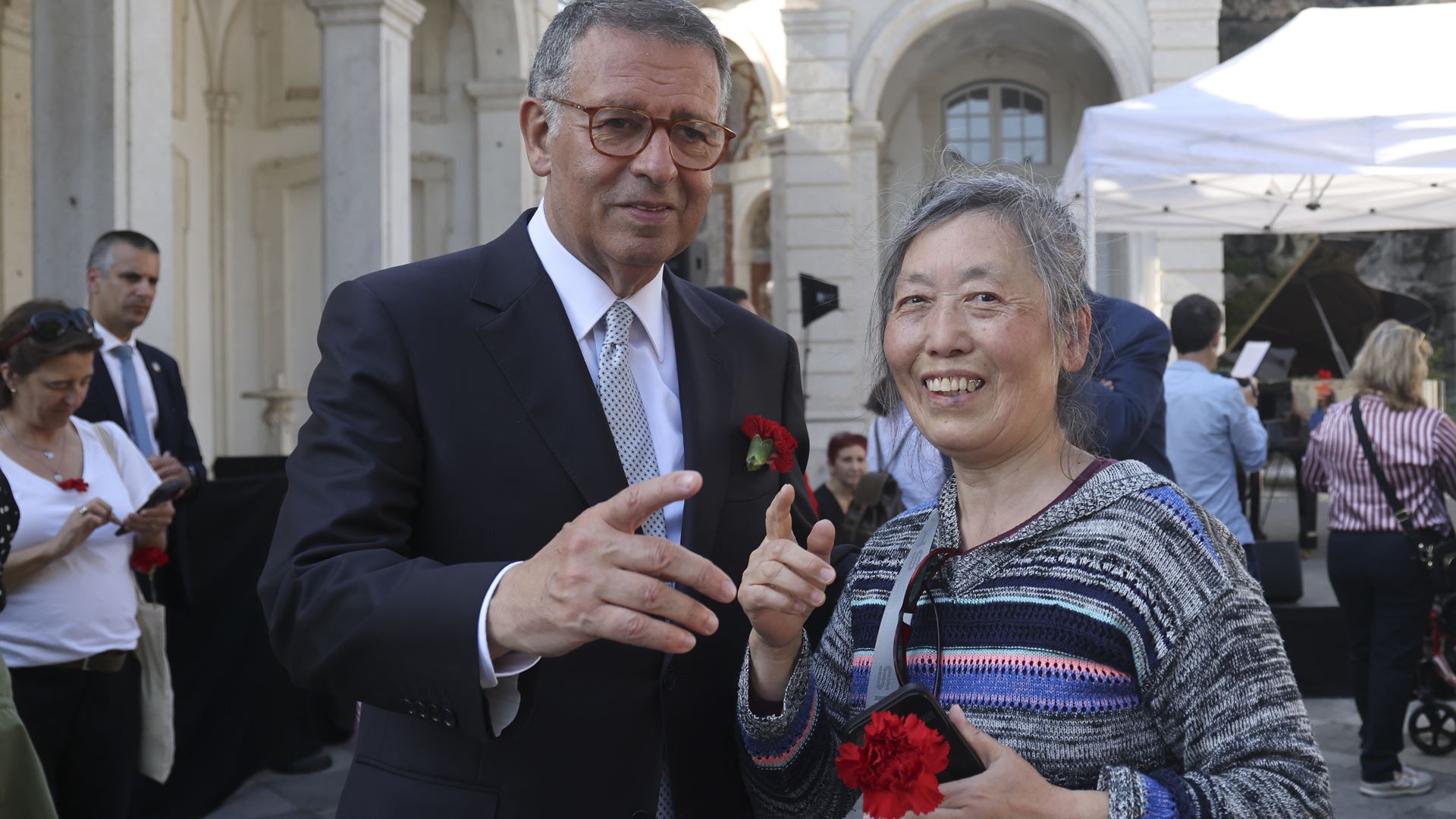O vestido vermelho de Margarida e os 