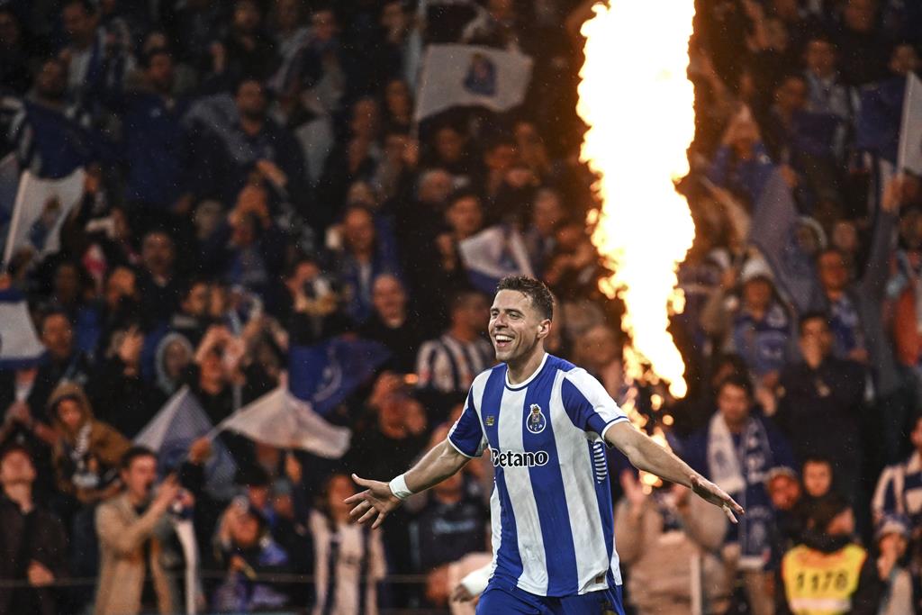 Jan Bednarek abre o marcador no FC Porto vs Alverca