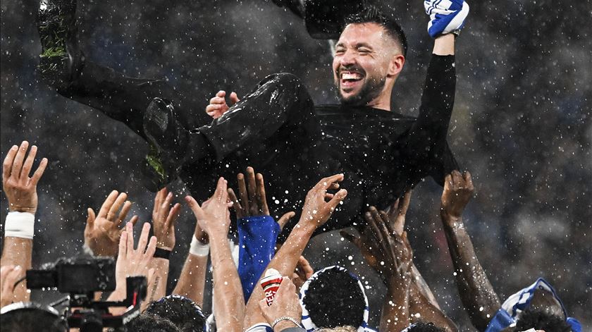 Farioli. "Título muito merecido para todos neste clube"