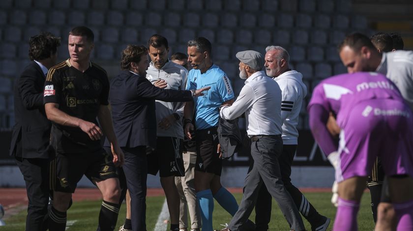 O árbitro André Narciso escoltado por elementos da GNR no final do jogo da I Liga de futebol, 32.ª jornada, entre o Casa Pia e o Tondela. Foto: Carlos Barroso/Lusa