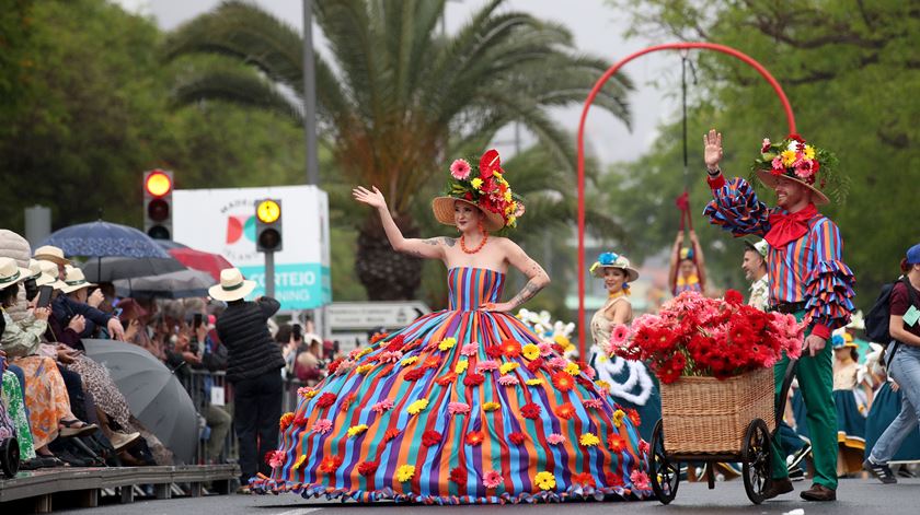 Milhares de pessoas assistem ao cortejo da Festa da Flor na Madeira apesar da chuva Milhares de pessoas assistem ao cortejo da Festa da Flor na Madeira apesar da chuva