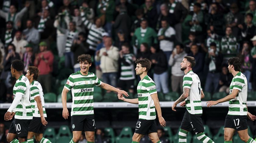 Sapatada de mão cheia na crise. Sporting supera Vitória e iguala Benfica