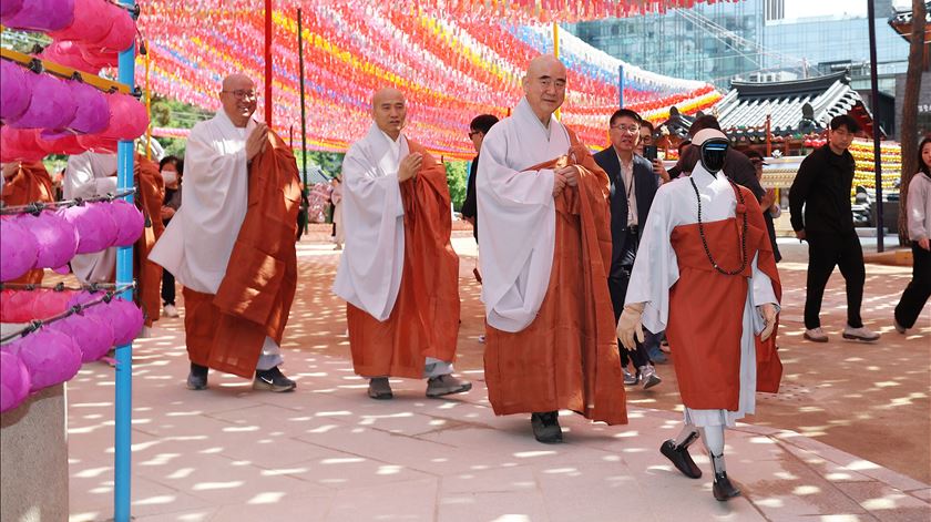 Robô humanóide numa cerimónia de ordenação budista. Foto: Yonhap/EPA