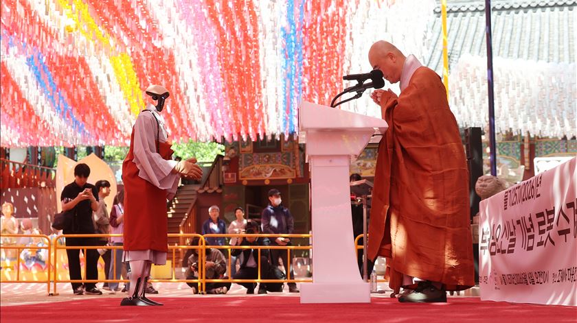Robô humanóide numa cerimónia de ordenação budista. Foto: Yonhap/EPA