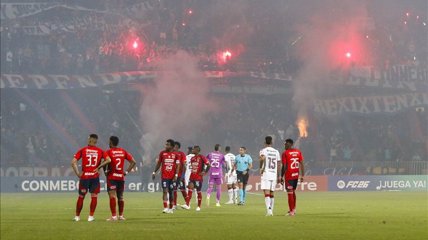 Jogo de Leonardo Jardim na Libertadores cancelado devido a pirotecnia e invasão de campo