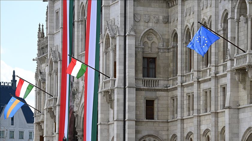 Hungria. Bandeira da UE regressa ao edifício do Parlamento após 12 anos