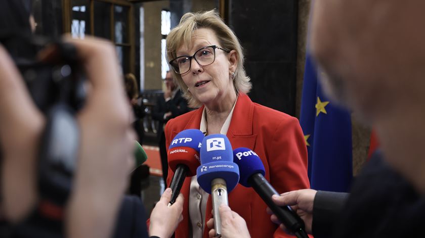 Maria Luís Albuquerque considera "muito justo" prémio a Cavaco Silva