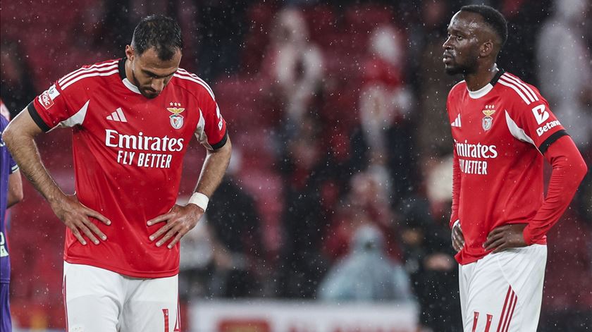 Lenços brancos e insultos para Rui Costa: Benfica empata e cai para o terceiro lugar Lenços brancos e insultos para Rui Costa: Benfica empata e cai para o terceiro lugar