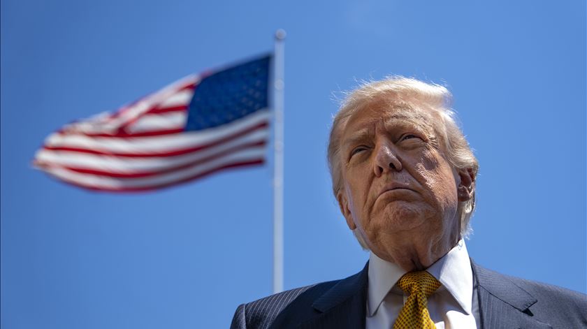 Trump ameaça Irão e avisa que “o tempo está a esgotar-se”