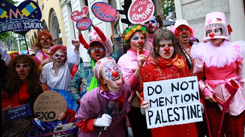 Milhares protestam em Viena contra participação de Israel na Eurovisão Milhares protestam em Viena contra participação de Israel na Eurovisão