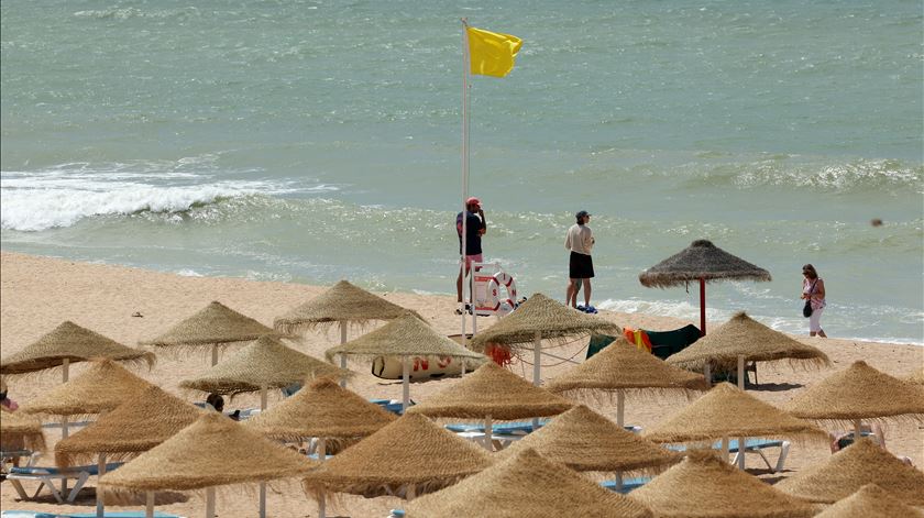 Parecer da APA: banhistas podem colocar guarda-sol em frente às concessões
