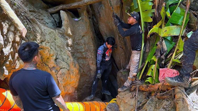 Cinco pessoas resgatadas em gruta no Laos ao fim de uma semana