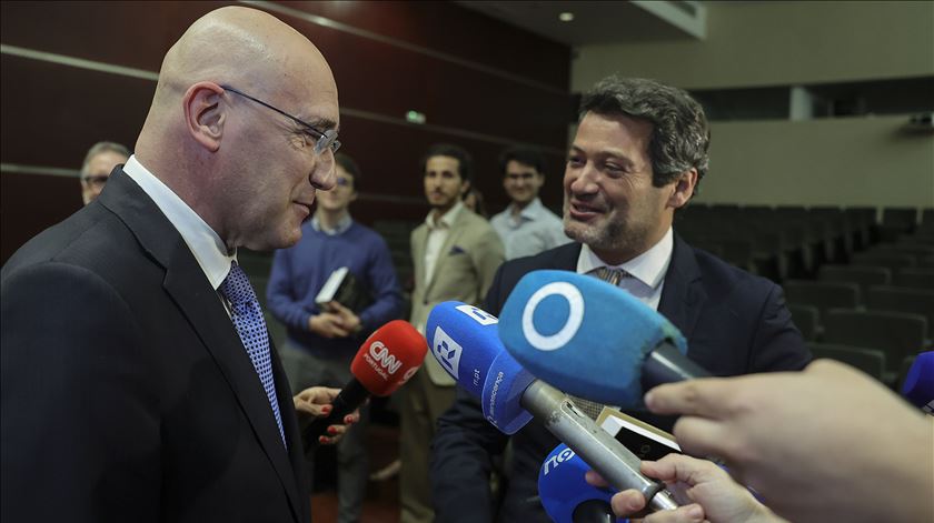 Passos Coelho critica os falsos "políticos populistas" que são "prostitutos sem carácter"