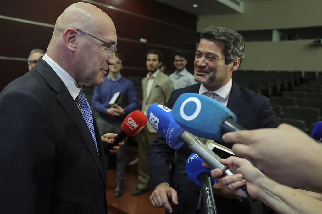 Passos critica os falsos "políticos populistas" que são "prostitutos sem carácter"