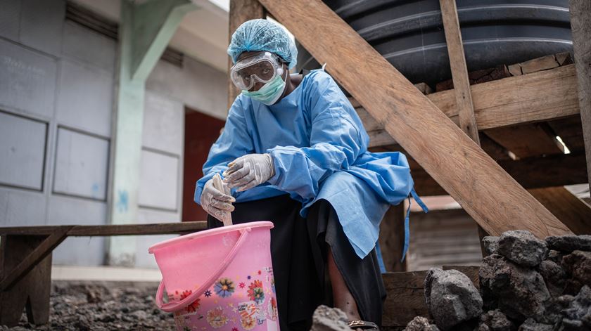 Ébola. Sobe para 321 o número de mortos no Congo