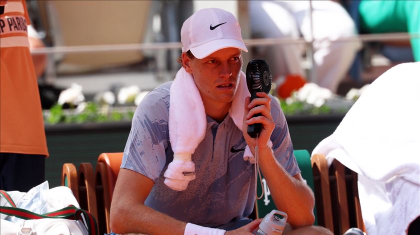 Calor trama Sinner. Roland Garros fica sem número 1