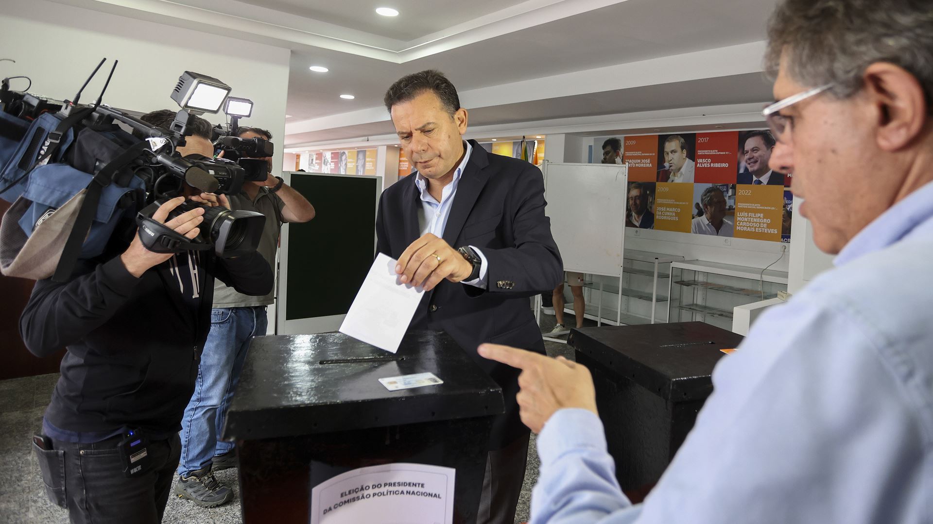 Menos votos e mais abstenção: Montenegro foi reeleito para terceiro mandato no PSD
